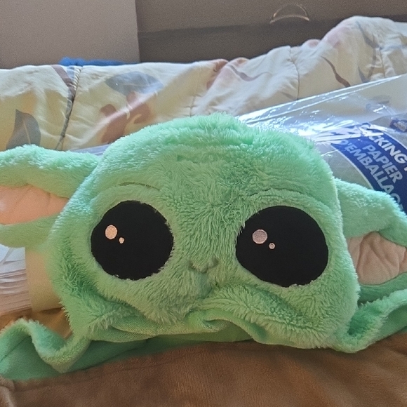 Green and Brown Baby Yoda Blanket - Picture 4 of 6